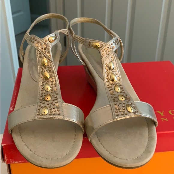 New York Transit (Veer This Way) Wedge Sandals - Picture 4 of 7